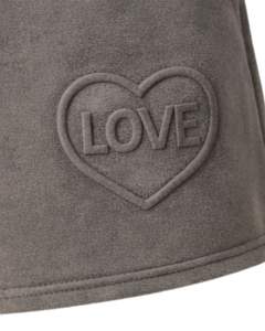 Shorts en molleton gris personnalisés pour femme, motif gaufré, taille élastique, décontractés, pour la détente, en mélange de coton doux, fabrication sur mesure, fournisseur OEM - Product Image 4