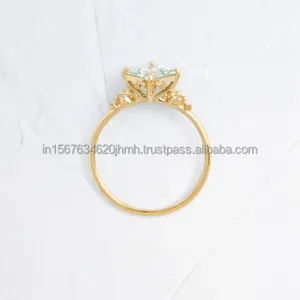 Anillo de compromiso de lujo minimalista con diamante verde talla princesa en oro amarillo y piedras de acento laterales, para mujer y como regalo - Product Image 3