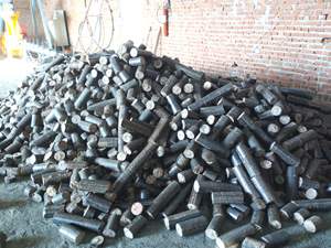 Briquettes de sciure de bois compressées directes d'usine, couleur bois, à l'origine, source d'énergie durable, usage industriel et domestique - Product Image 3