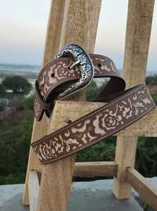Ceinture en cuir vintage de luxe brodée de fleurs, finition rustique style cowboy, design écologique et imperméable, décorative argentée - Product Image 3