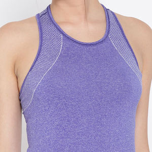 Camiseta sin mangas transpirable para mujer diseñada con tela elástica, que ofrece libertad de movimiento y comodidad duradera para cualquier actividad. - Product Image 3