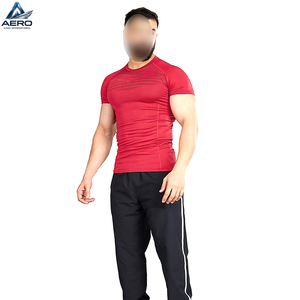 T-shirt sportif confortable pour homme, nouveau modèle, rouge, manches courtes, séchage rapide, coupe ajustée, col rond, tricoté en polyester, pour la gym et le fitness - Product Image 1