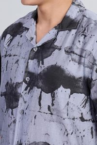 เสื้อเชิ้ตผู้ชายสีฟ้าพาสเทลและสีเทาชาร์โคลพิมพ์ลายแบบนามธรรม ผ้าเรยอน แขนครึ่งตัว ทรงปกติ ติดกระดุม แบบเสื้อรีสอร์ท - Product Image 3