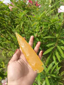 Punta de flecha de jaspe amarillo tallada a mano para coleccionistas y exhibición - Product Image 2