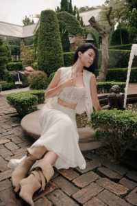 กระโปรงสีขาวเอวสูงสำหรับผู้หญิง ลายดอกไม้ ขอบลูกไม้แบบตาข่าย ดีไซน์หรูหราเก๋ไก๋ ทรงแม็กซี่สำหรับงานปาร์ตี้ ยี่ห้อ VANESSA - Product Image 4