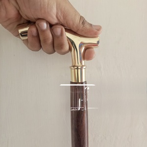 Bâtons de marche rustiques modernes en bois naturel écologique avec poignée en laiton poli, idéaux pour les cadeaux - Product Image 1