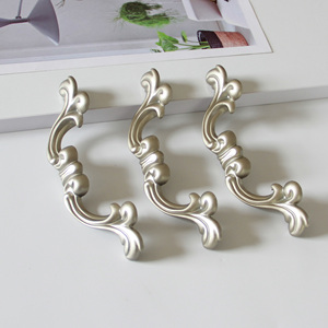 Poignées de meuble vintage en alliage de zinc, disponibles en OEM, tirants de tiroir floraux de style baroque européen pour meubles de cuisine et de salle de bain - Product Image 4