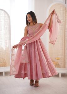 Vestido de seda romana con diseño de lentejuelas y bordados, con falda y conjunto de dupatta. - Product Image 1