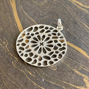 Pendentif léger en argent 925 de créateur avec motif floral pour hommes et femmes, à porter au quotidien - Product Image 5