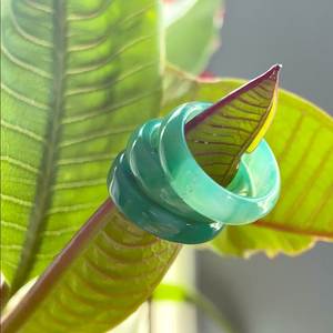 Bague en résine faite à la main avec un design coloré, élégante bague de déclaration pour femme, cadeau artisanal tendance - Product Image 1