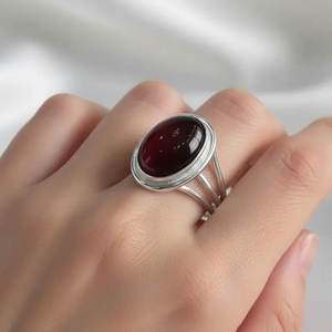 แหวนทองคำคลาสสิกแบบสามวงพร้อมพลอยโกเมนทรงรีขนาดใหญ่ - Product Image 2