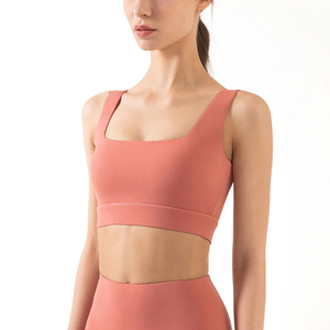 Sujetador deportivo de cuello cuadrado gris para mujer, soporte medio, sin costuras, transpirable, top de yoga y fitness, color sólido, de Run Apparel - Product Image 3