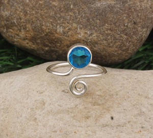 แหวนเงินแท้ 925 ประดับบลูโทแพซทรงเหลี่ยมเจียระไน งานแฮนด์เมดสไตล์โบโฮคลาสสิก เรียบหรู ประดับเพชรเม็ดเดี่ยว รับรองคุณภาพ เหมาะสำหรับงานแต่งงานและงานปาร์ตี้ - Product Image 2