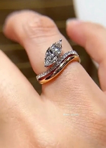 Anillo de Compromiso con Moissanita de Corte Marquesa de 3 Quilates |   Anillo Pavé en Espiral Chapado en Oro sobre Plata 925 |   Anillo con Diamante de Laboratorio con Engaste de Puntas - Product Image 3