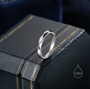 Anillo Minimalista de Plata de Ley, Talla Ajustable, Corte de Diamante - Product Image 1