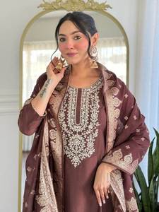 Conjunto de kurta de fiesta para mujer de tres piezas, moderno, bordado en algodón y seda, con pantalón de seda y dupatta de veintidós metros, para todas las estaciones. - Product Image 4