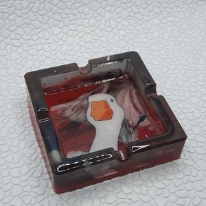 Cendrier décoratif en résine avec artisanat unique fait main pour une présentation haut de gamme sur table de salon de fumeurs - Product Image 1