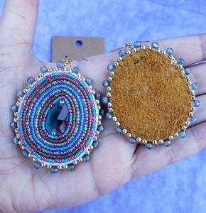 เครื่องประดับทำมือจากแก้วปักลูกปัด รุ่น KH-7719 ของ Khadim Handicrafts พร้อมตัวล็อคและตะขอเกี่ยว เครื่องประดับแฟชั่นสำหรับผู้หญิงจากอุตรพัฎฐ์เบจีสถาน - Product Image 3