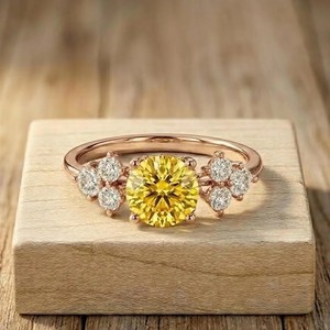 Bague en or massif 10K 14K 18K avec sept diamants jaunes ronds de laboratoire, certifiés IGI, couleur DEF, clarté VS VVS - Product Image 6