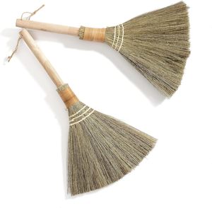 Escoba de mano mini vietnamita de cerdas suaves de hierba natural con mango de madera, estilo clásico para limpieza de mesas, cocinas y suelos exteriores. - Product Image 1