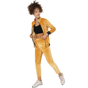 Ensemble de survêtement deux pièces en velours et coton pour femme, avec sweat à capuche et pantalon de jogging, orné de strass personnalisés pour l'hiver - Product Image 3
