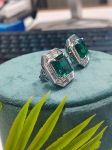Pendientes de diamantes verdes con corte Asscher en oro blanco, una combinación llamativa de elegancia vintage y brillo moderno con un color intenso. - Product Image 3