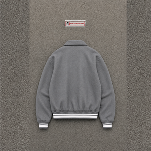 Chaqueta Letterman Gris Premium para Hombre, Cuello Camisero, Corte Regular, Color Sólido, Estilo Casual para Otoño, Chaqueta Universitaria Moderna MINIMA - Product Image 6