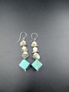 Boucles d'oreilles pendantes bohèmes Amaira Jewels, perles carrées turquoise, imitation perle, laiton plaqué or, bijoux pour femmes, style vintage - Product Image 3