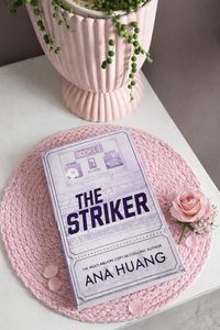 หนังสือเดอะ สไตรเกอร์ โดยอานา หวง หนังสือปกอ่อน หนังสือเรื่องราวความรักเกี่ยวกับกีฬา นวนิยายขายดี - Product Image 4