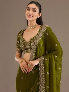 Sari en satin de soie vert brodé avec bordure en sequins et jari dori, élégant pour mariage, fête ou festival - Product Image 4