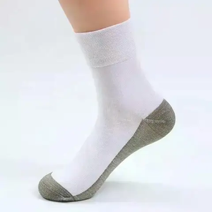 Chaussettes en nylon et élasthanne écologiques en gros avec boucle métallique et respirantes pour l'équipement d'entraînement de basketball - Product Image 4