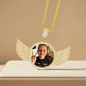 Pendentif personnalisé en or Hip Hop avec diamant de laboratoire en forme d'aile d'ange, photo et lettre commémoratives, cadeau de bijoux - Product Image 3