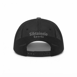 Casquette de baseball trucker en maille grise et noire, personnalisable avec logo brodé ou patch, réglable, style décontracté - Product Image 5