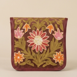 Bolso bandolera de gamuza con bordado Crewel de Cachemira – Bolso artesanal floral marrón oscuro - Product Image 1