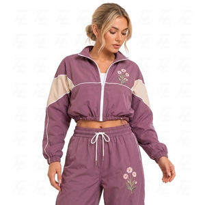 Conjunto Deportivo Verde para Mujer OEM ODM, Chaqueta Cortavientos con Logotipo Personalizado y Pantalones Deportivos a Juego - Product Image 4