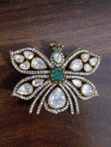 Broche unisexe de luxe Amaira Jewels en argent sterling, motif paon vintage, avec strass en cristal et pierre centrale verte taille poire, pour usage quotidien - Product Image 2