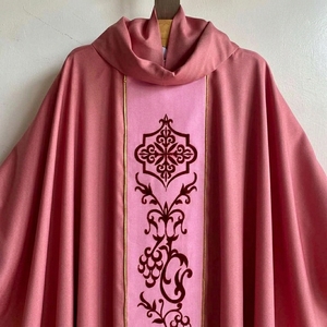 Chasuble gothique rose premium brodée, vêtement liturgique traditionnel pour prêtre, robe de cérémonie pour la Messe - Product Image 2