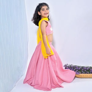 Conjunto de Lehenga Choli de Alta Calidad para Niñas de 1 a 9 Años, Vestido Étnico Bordado de Fantasía, Disponible a Precio de Mayoreo - Product Image 4