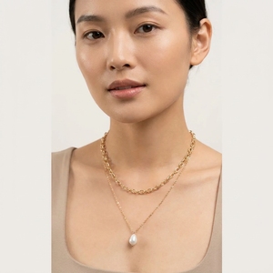 Collier ras du cou tendance en acier inoxydable doré avec pendentif géométrique superposé et perle en forme de goutte pour femme, idéal pour les soirées - Product Image 2