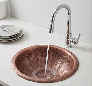 Élégant évier en cuivre fait main, rond, à cuve unique, surface brossée mate, design rustique, installation sur plan. - Product Image 4