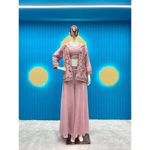 Ensemble de costume de soirée pour femmes de créateur avec un magnifique haut et un bas Koti - Product Image 4
