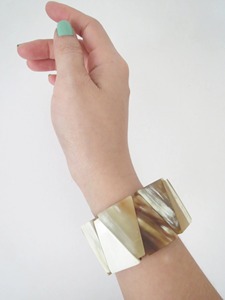 Brazalete de Cuerno de Búfalo Natural Hecho a Mano, Pulido, con Panel Triangular Geométrico, Brazalete Ancho, Estilo Boho Étnico - Product Image 3