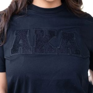 Camiseta All Black AKA para Mujer, Logotipo Chenille, Algodón Premium, Estilo Casual Minimalista para Uso Diario - Product Image 6