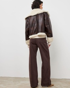 Veste en cuir de luxe avec garniture en fourrure, fabrication haut de gamme, vêtement d'extérieur élégant pour l'hiver, fabrication OEM disponible - Product Image 3