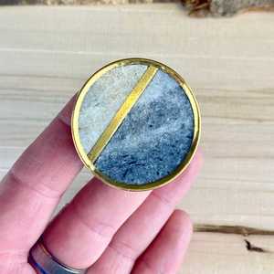 Manijas de Puerta Elegantes Hechas a Mano de Mármol Blanco Natural, Resistentes al Agua, con Detalles de Latón Pulido, Alta Calidad, Estilo Moderno para Cocina y Armario - Product Image 3