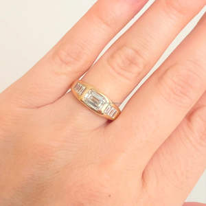 Anillo de Compromiso/Boda Vintage de Oro Amarillo de 14k con Corte Esmeralda Cultivado en Laboratorio IGI, Unisex, Oro Amarillo Fino, Ideal para Aniversarios y Fiestas - Product Image 1