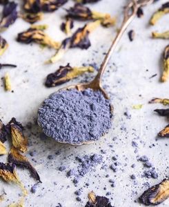 INGRÉDIENT ALIMENTAIRE SAIN ET ÉCOLOGIQUE : Poudre de fleur de pois papillon séchée, colorant naturel pour boissons - Product Image 1