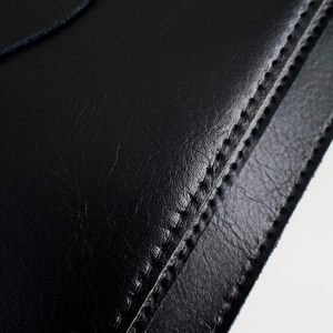 Funda de piel auténtica de alta calidad para portátil, color NEGRO, con espacio para el cable del cargador, ratón y accesorios. - Product Image 5