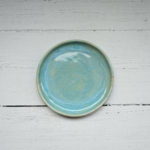 Beurrier artistique avec anse en anneau et couvercle en dôme, finition émail réactif, plat de service compact, élégant pour la table - Product Image 5