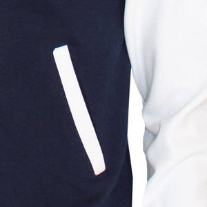 Chaqueta Varsity Personalizada de Lana para Hombre, con Cuero Auténtico, Color Negro con Logos, Parches y Etiquetas Impresos en Rojo - Product Image 2